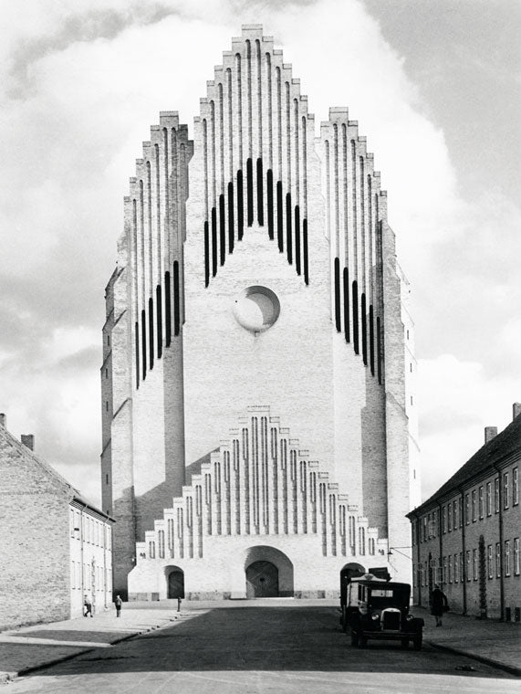Facaden på den smukke og arkitekttegnet Grundtvigskirke i København i sort/hvid
